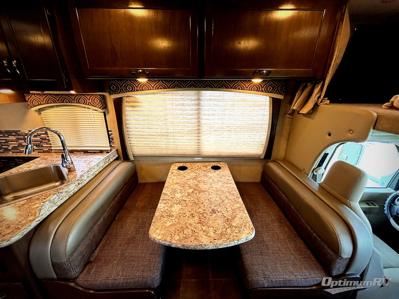 2018 Thor Chateau 26B Photo 14