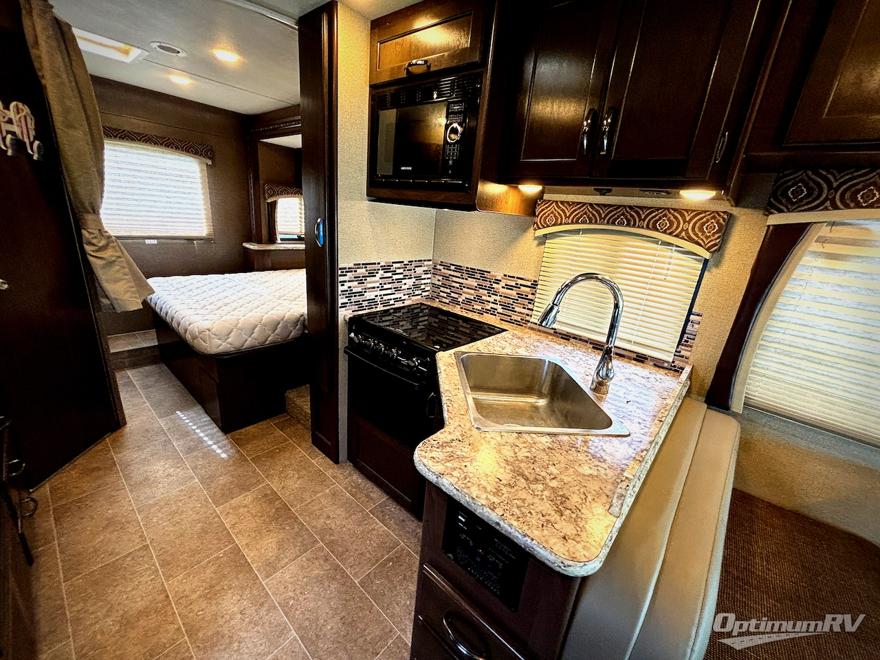 2018 Thor Chateau 26B Photo 15