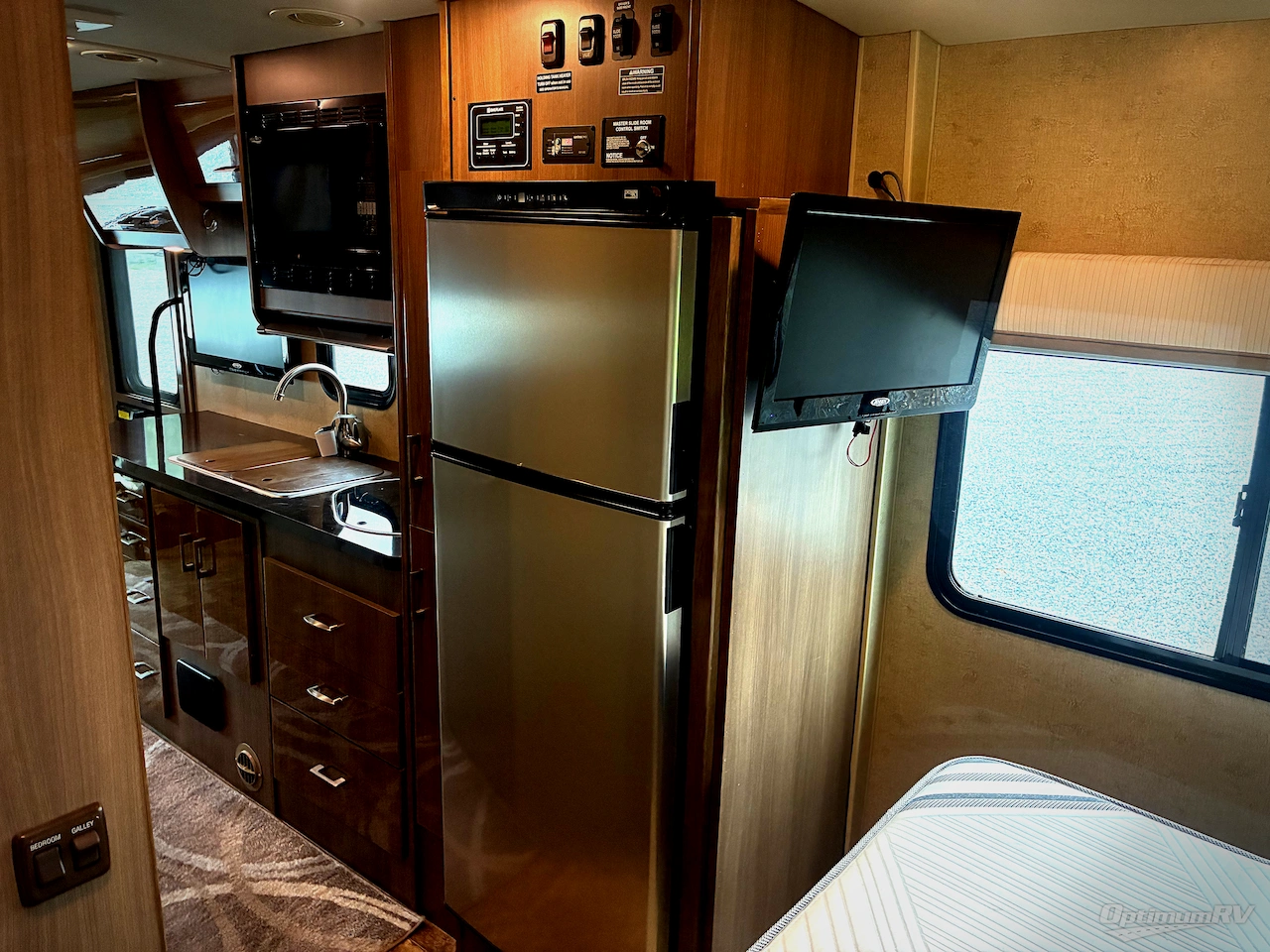 2014 Itasca Navion IQ 24G Photo 9