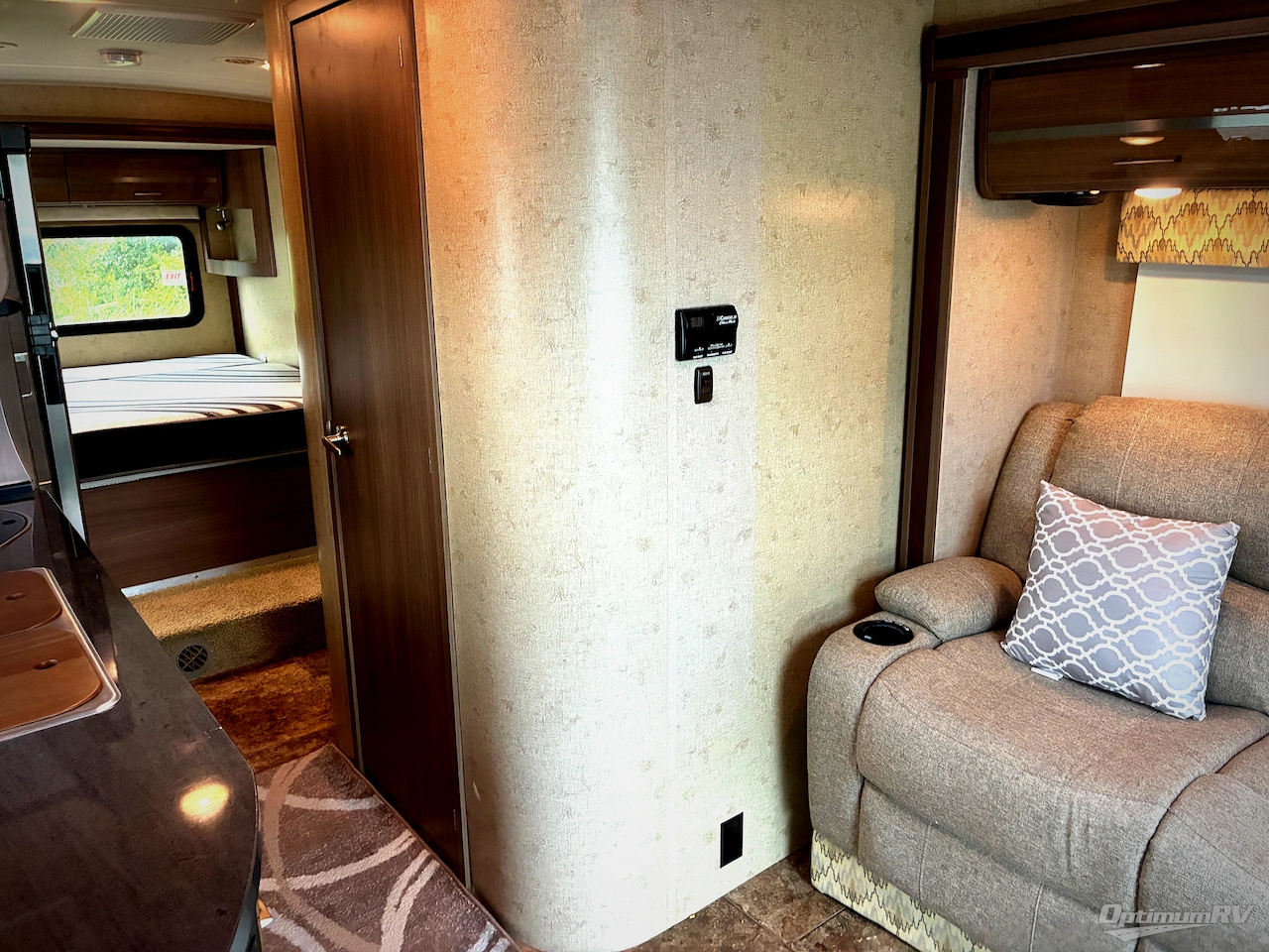 2014 Itasca Navion IQ 24G Photo 19