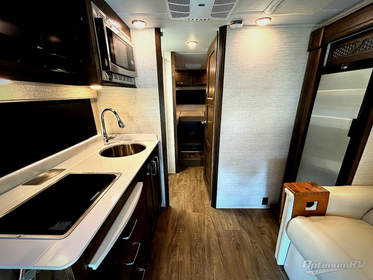 2021 Tiffin Wayfarer 25LW Photo 3