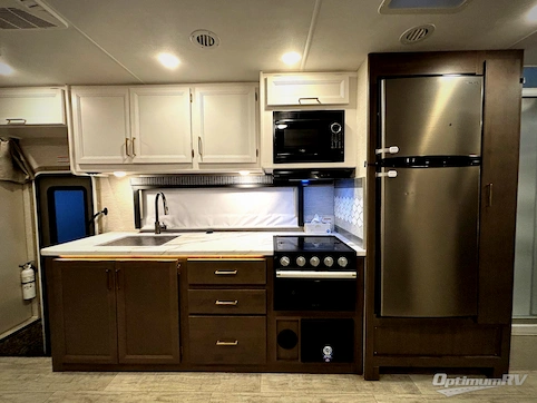 2024 Thor Chateau 31MV RV Photo 2