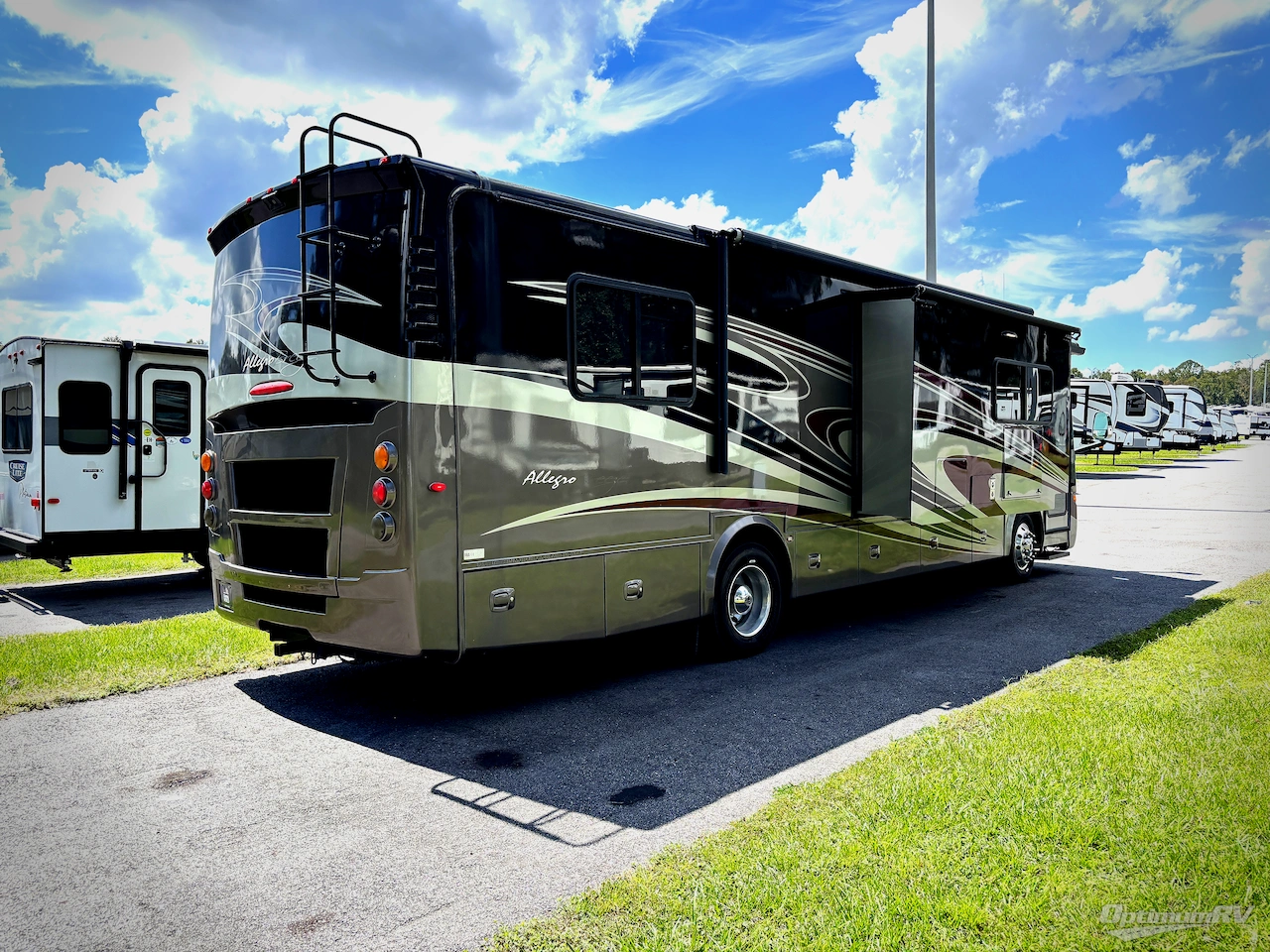 2015 Tiffin Allegro Breeze 32 BR Photo 2
