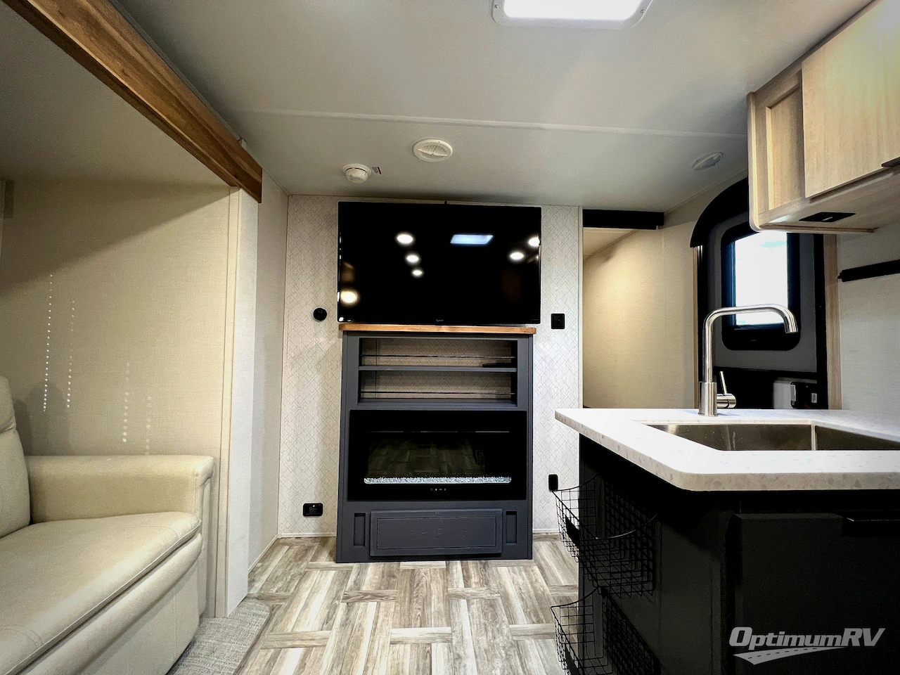 2025 Prime Time Tracer 308BH Photo 6