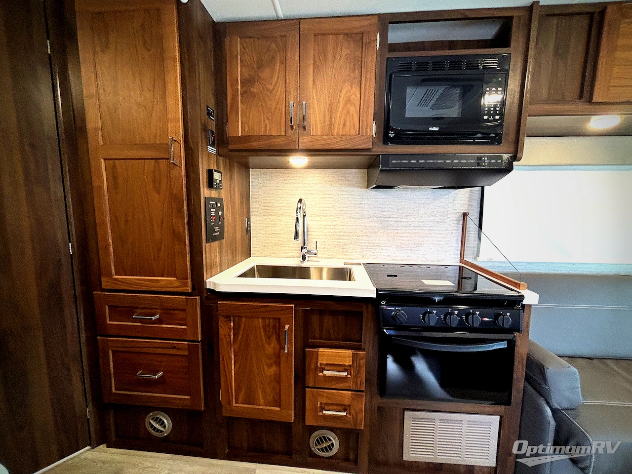 2025 Winnebago Minnie Winnie 25B Photo 8