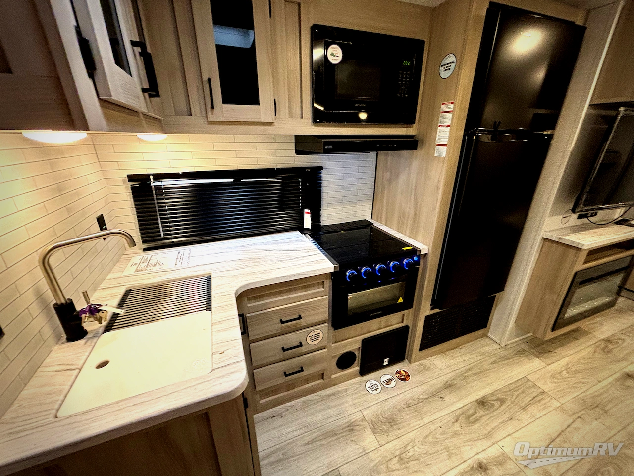 2025 East To West Della Terra 312BH Photo 11