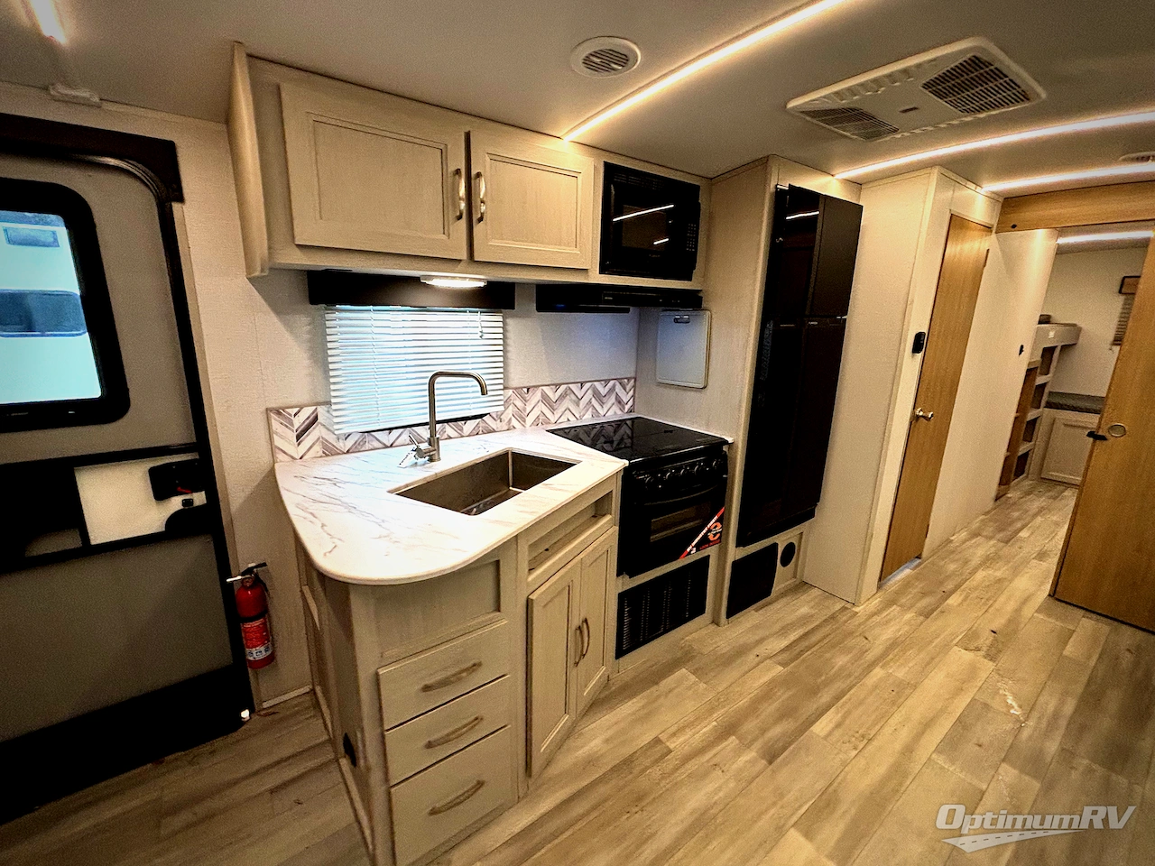 2025 Cruiser Embrace EL32BH Photo 9