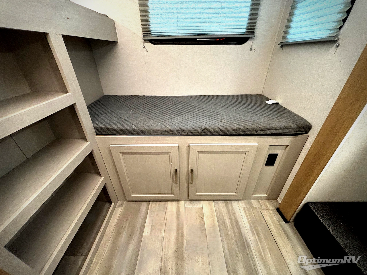 2025 Cruiser Embrace EL32BH Photo 16