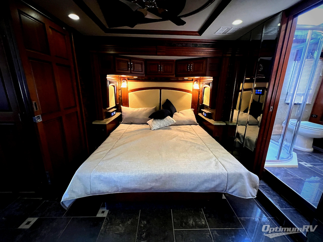 2013 American Coach American Eagle 45N Photo 17