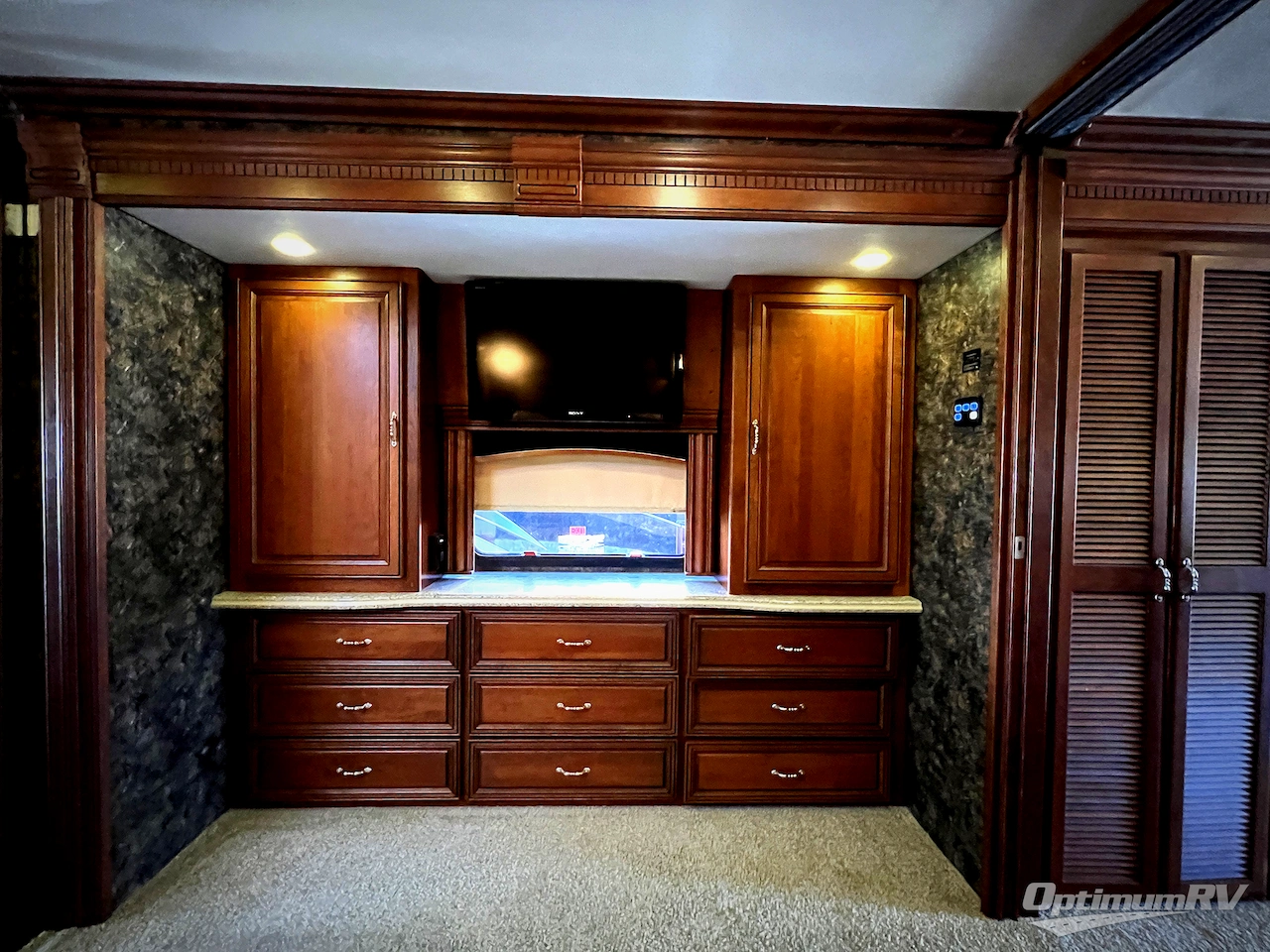 2013 American Coach American Eagle 45N Photo 18