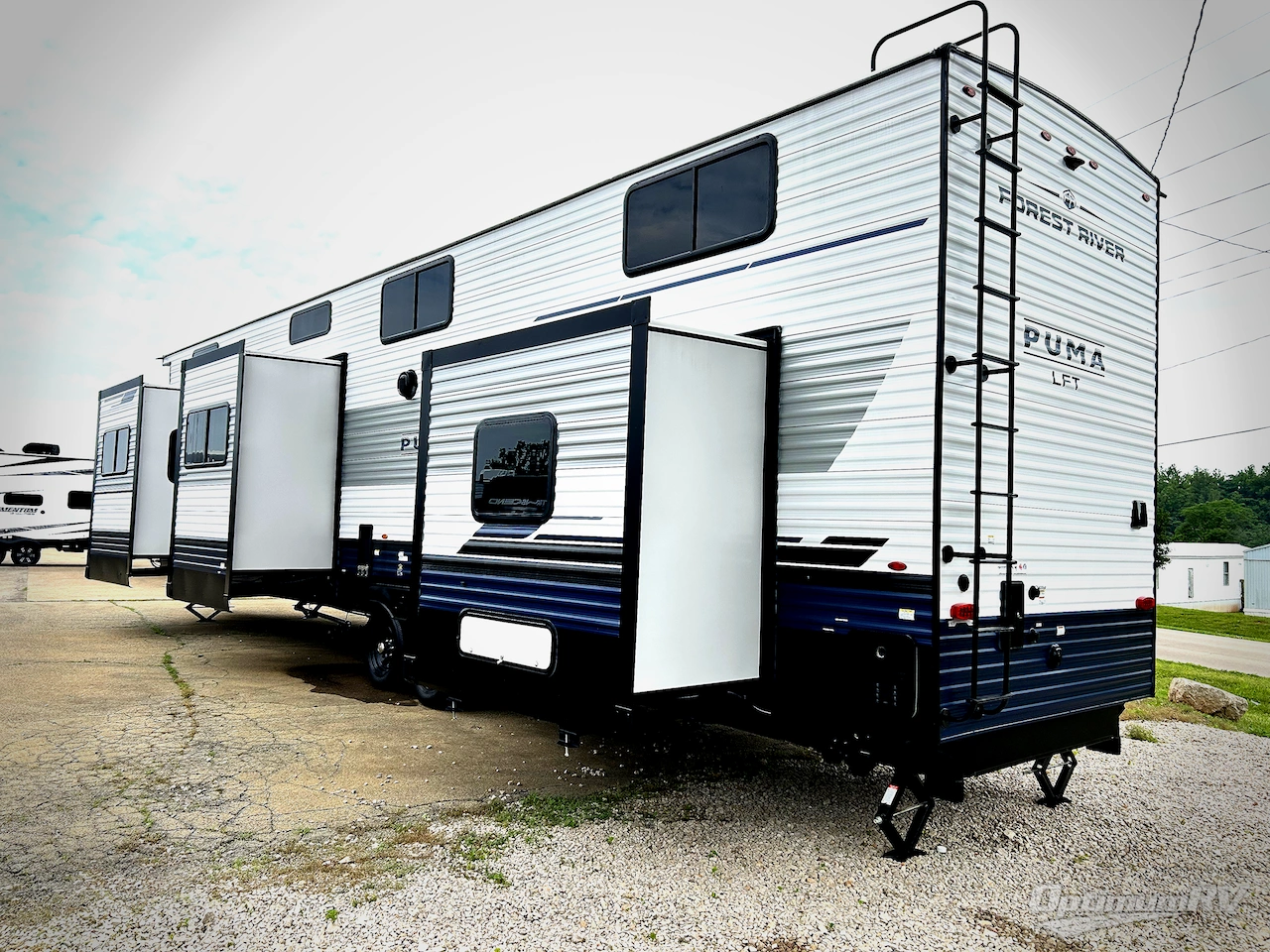 2025 Palomino Puma Destination 420LFT Photo 4