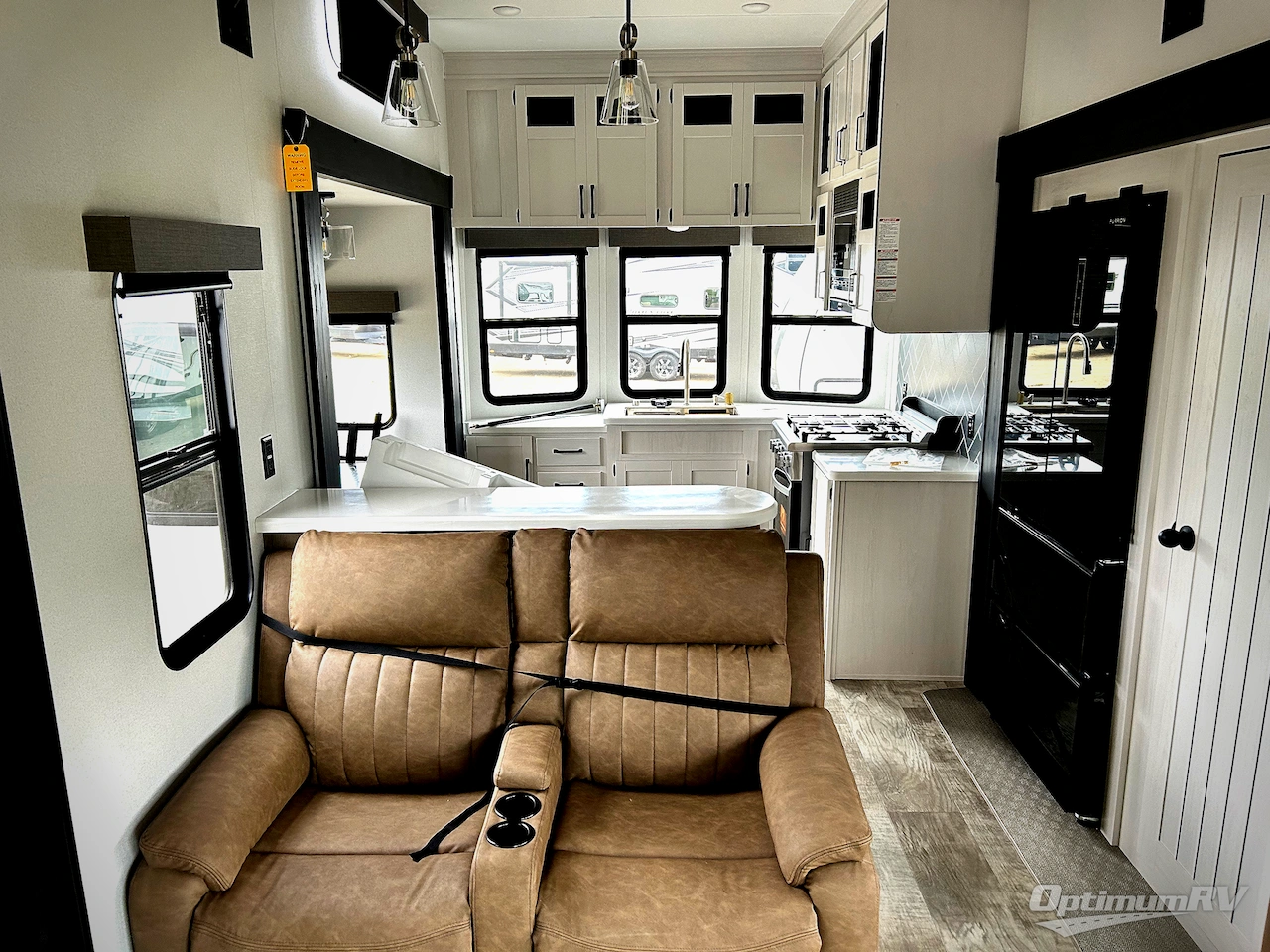 2025 Palomino Puma Destination 420LFT Photo 5