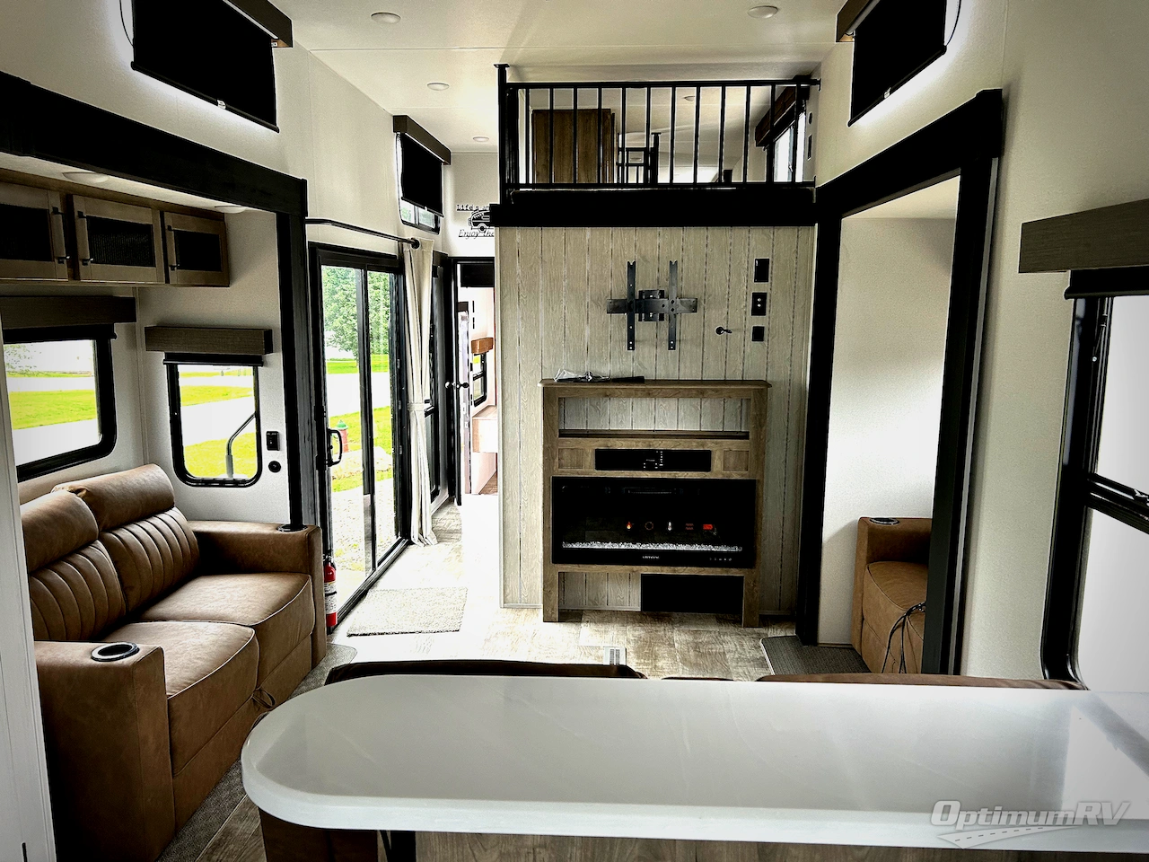 2025 Palomino Puma Destination 420LFT Photo 6