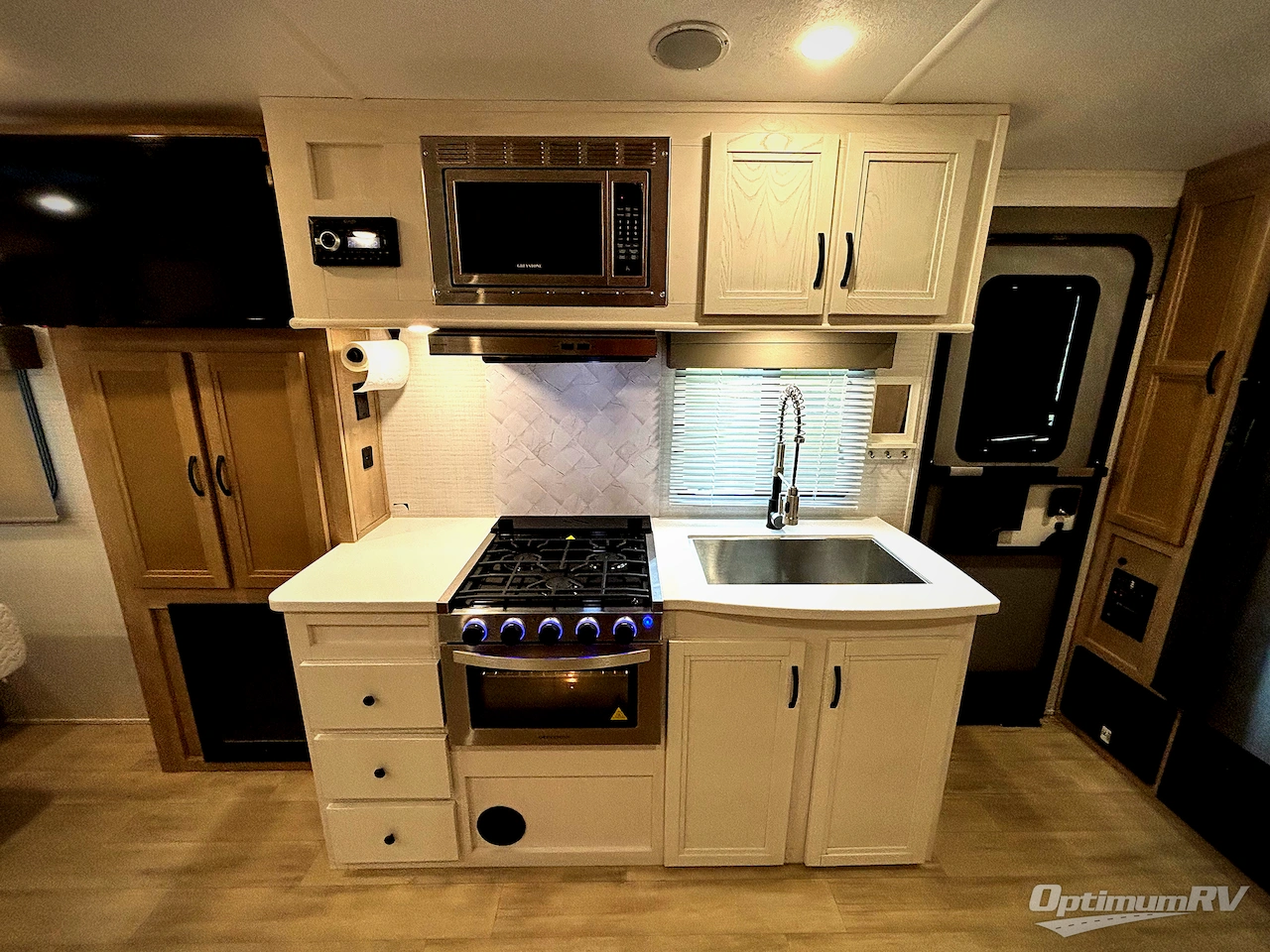 2023 Palomino SolAire 208SS Photo 5