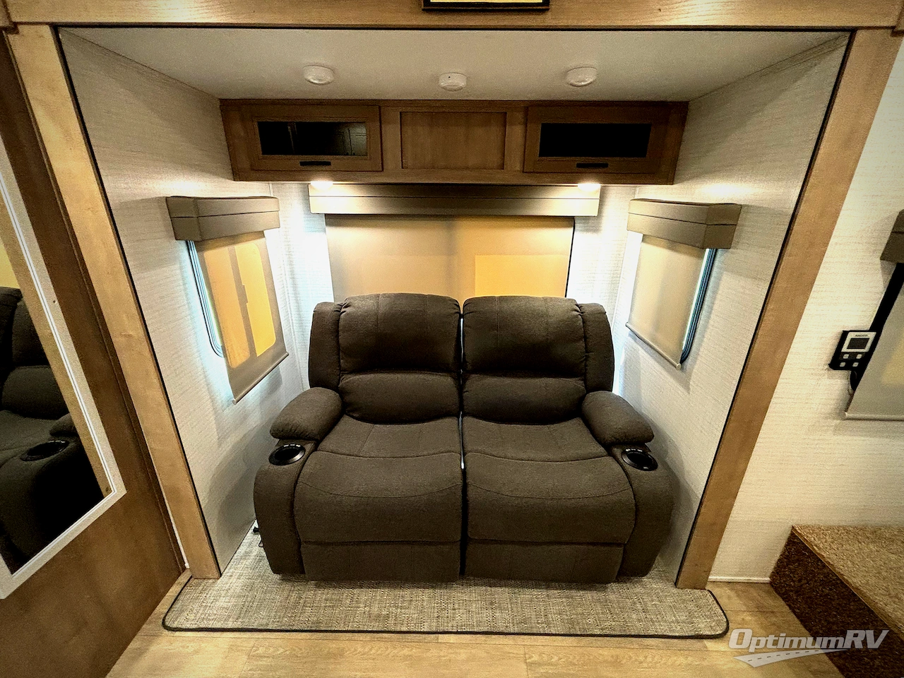 2023 Palomino SolAire 208SS Photo 9