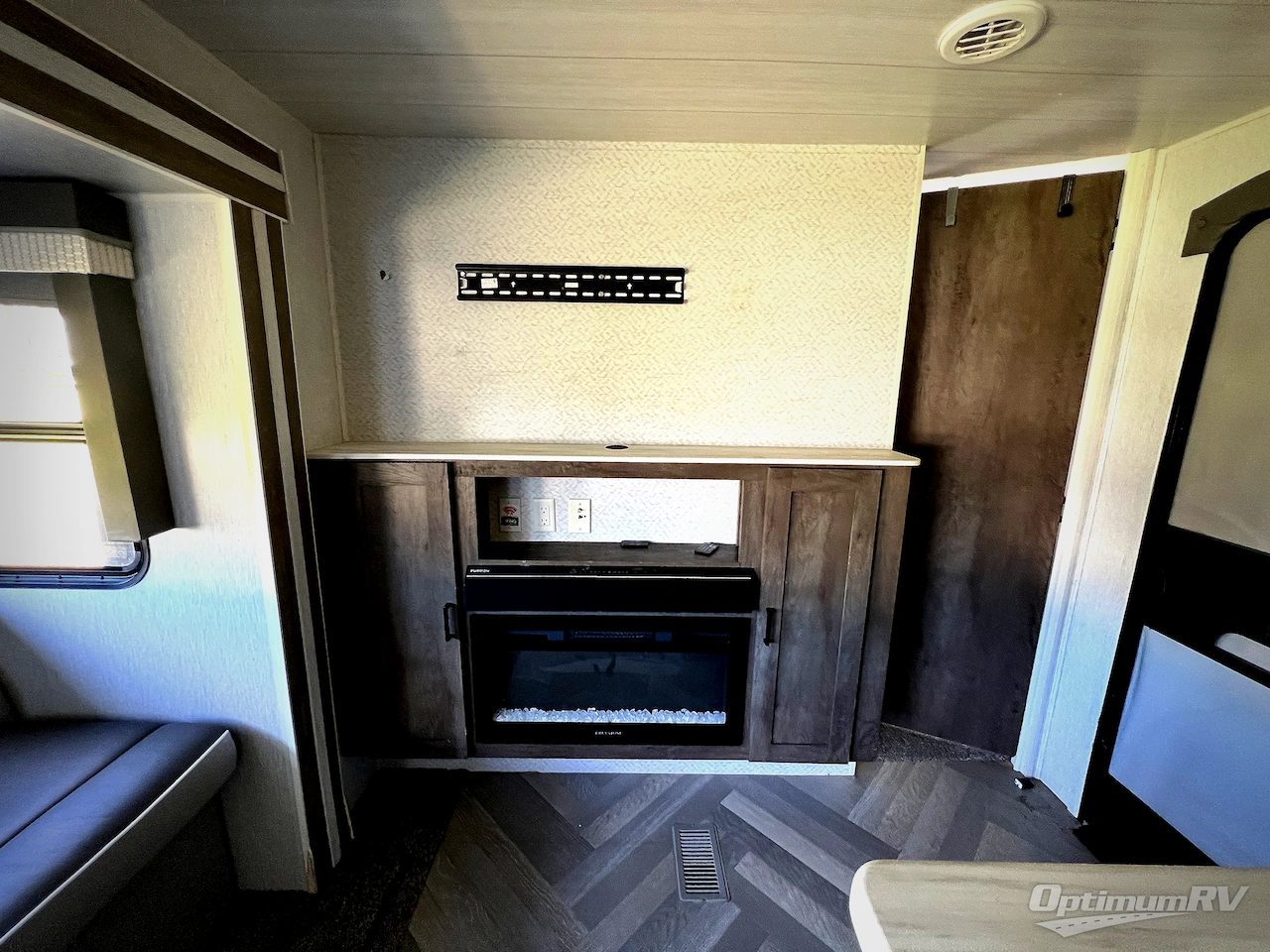 2022 Forest River Wildwood 33TS Photo 6