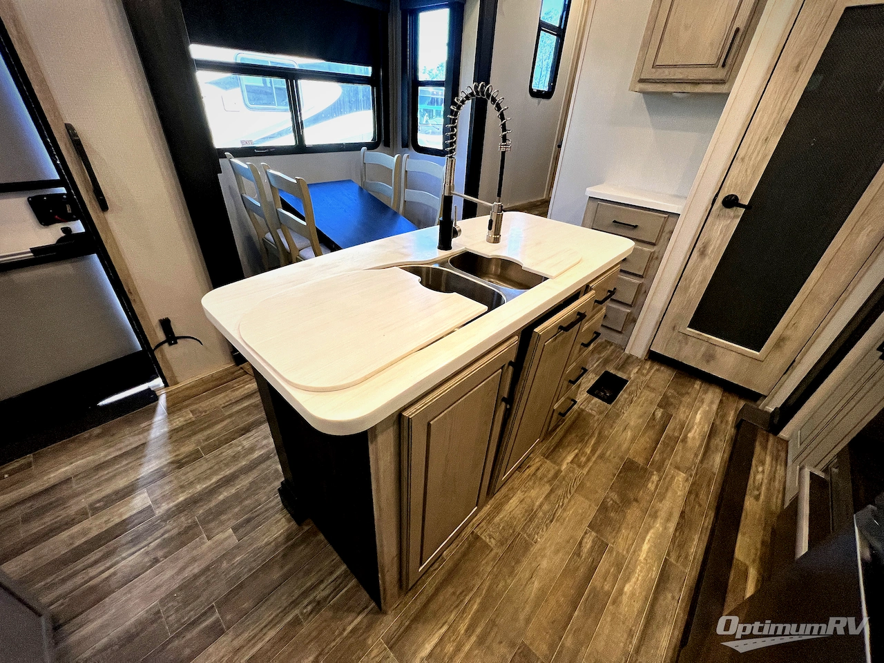 2023 Keystone Avalanche 360FL Photo 12