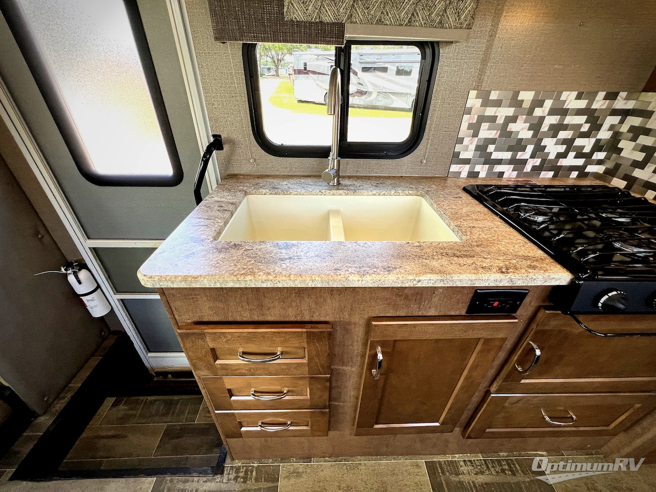 2019 Winnebago Outlook 25J Photo 12