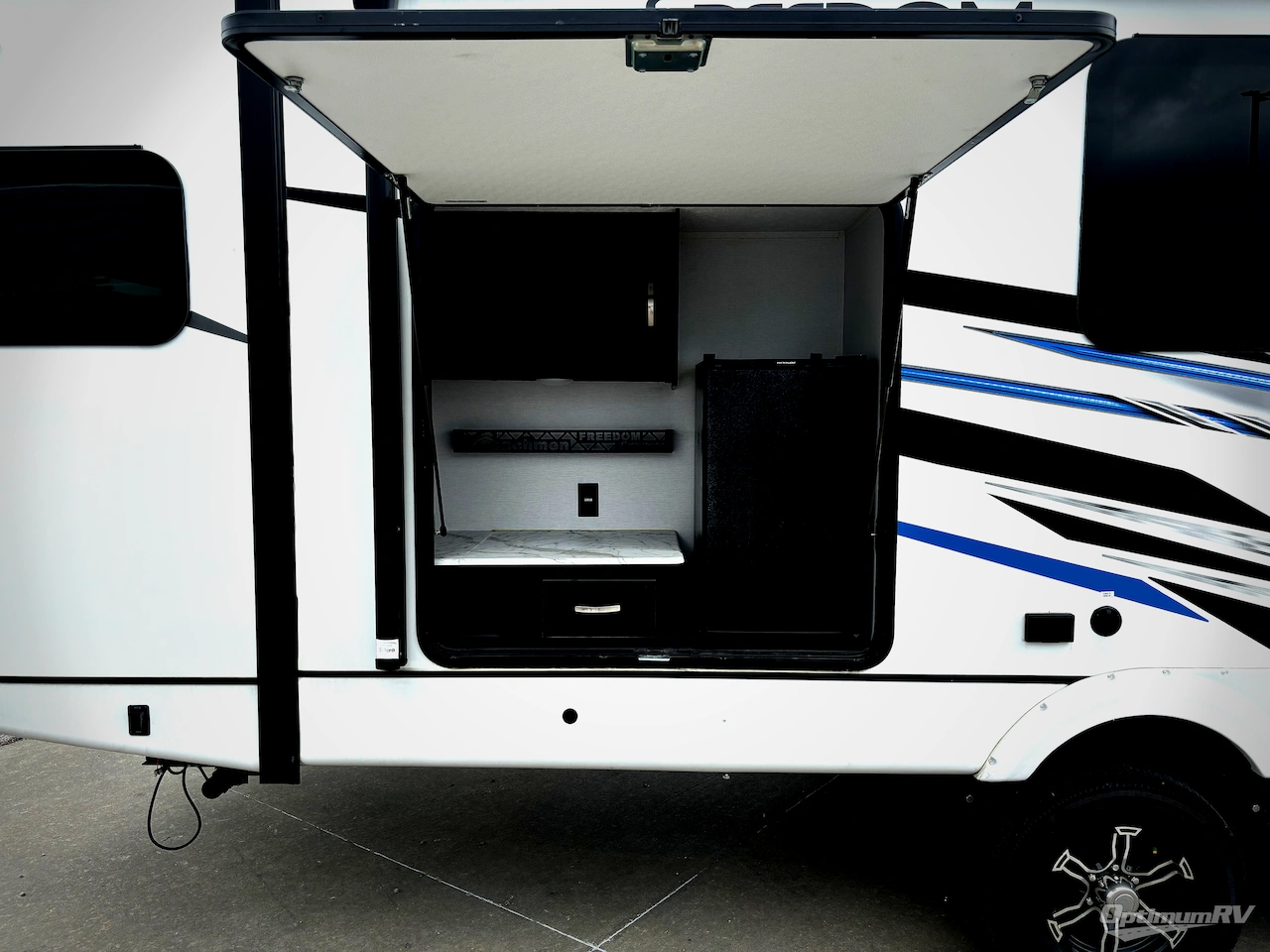 2023 Coachmen Freedom Express Liberty Edition 324RLDSLE Photo 15
