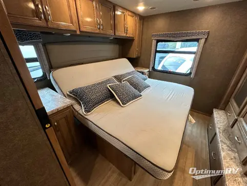 2020 Thor Magnitude SV34 RV Photo 4