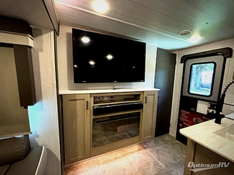 2024 Forest River Wildwood X-Lite 273QBXL RV Photo 3