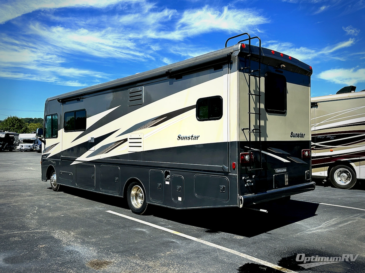 2019 Winnebago Sunstar 29VE Photo 3