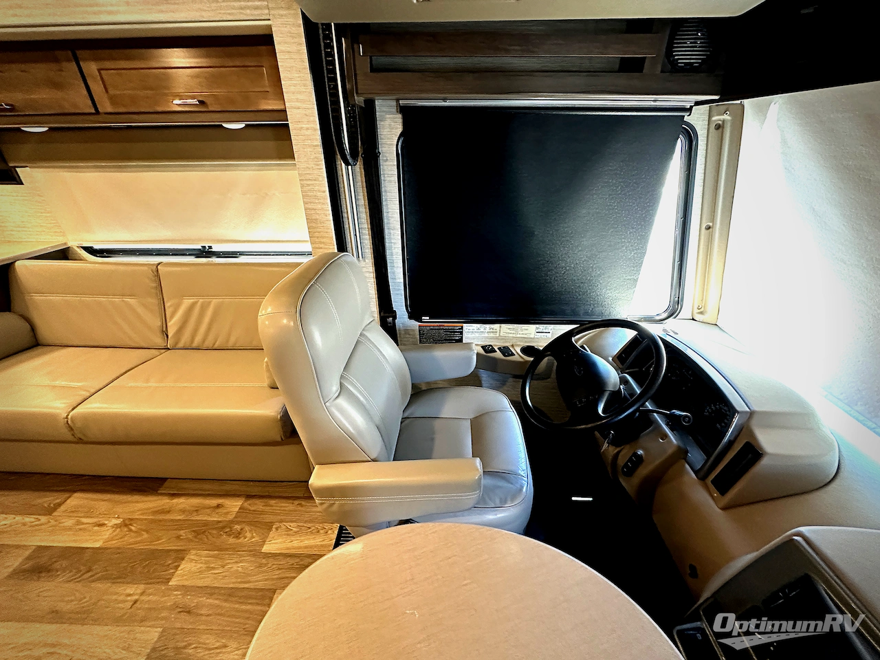 2019 Winnebago Sunstar 29VE Photo 4