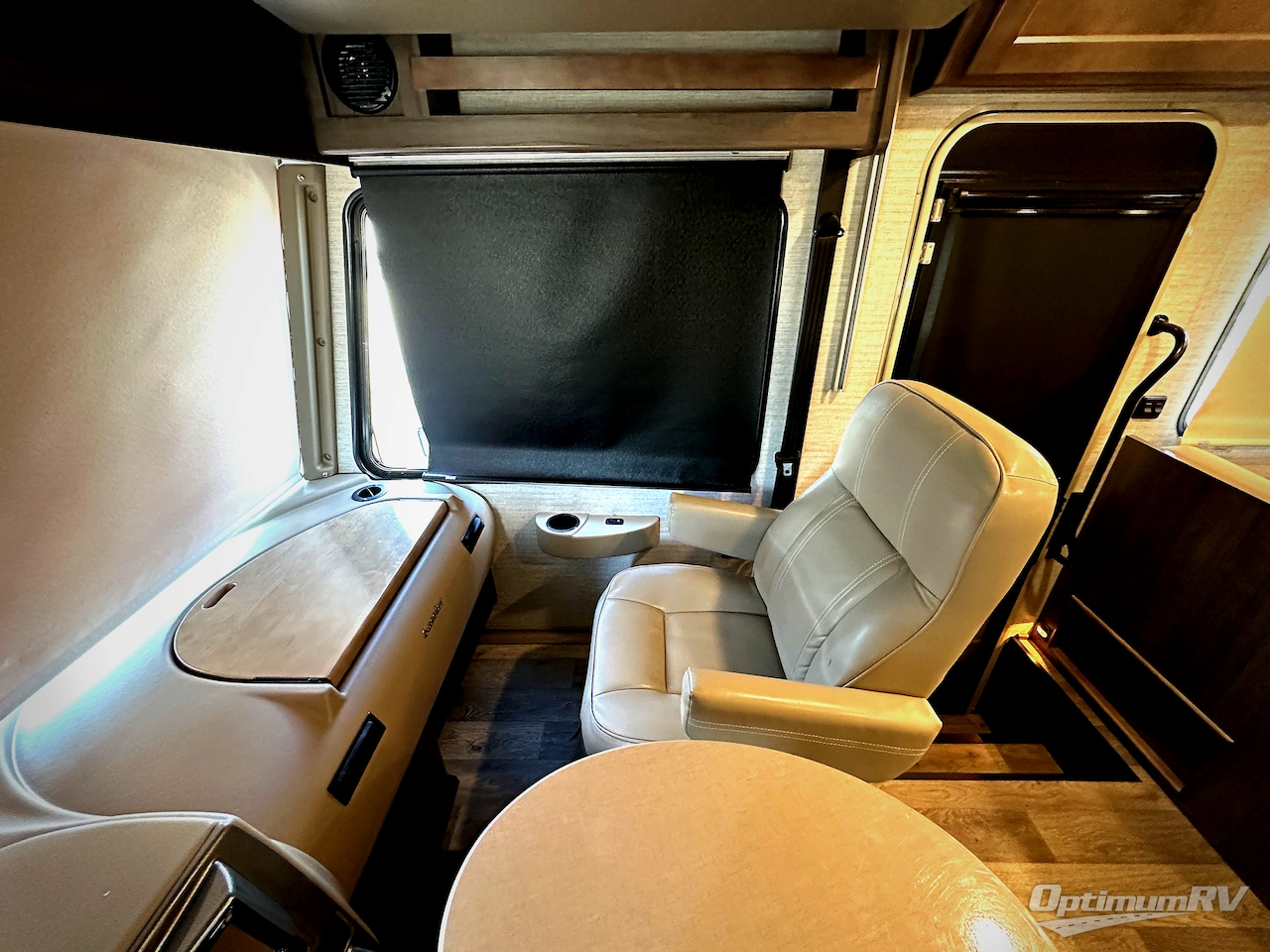 2019 Winnebago Sunstar 29VE Photo 5
