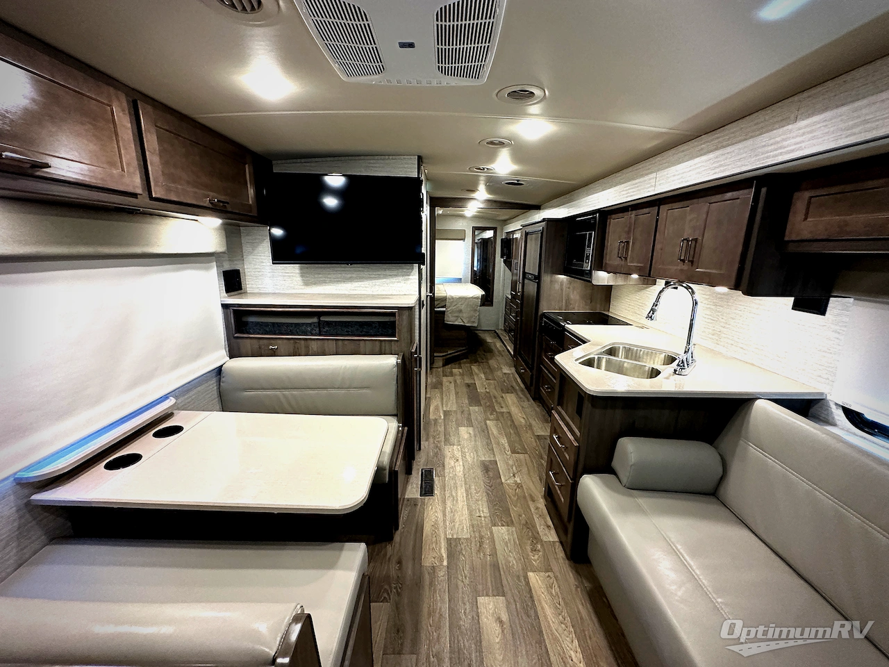 2019 Winnebago Sunstar 29VE Photo 8