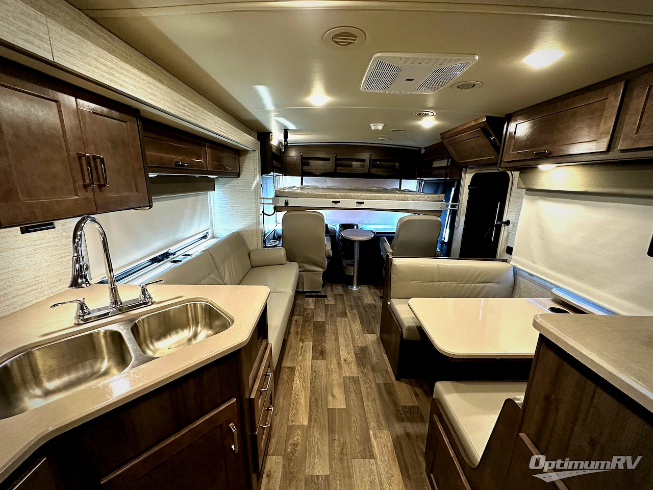 2019 Winnebago Sunstar 29VE Photo 9
