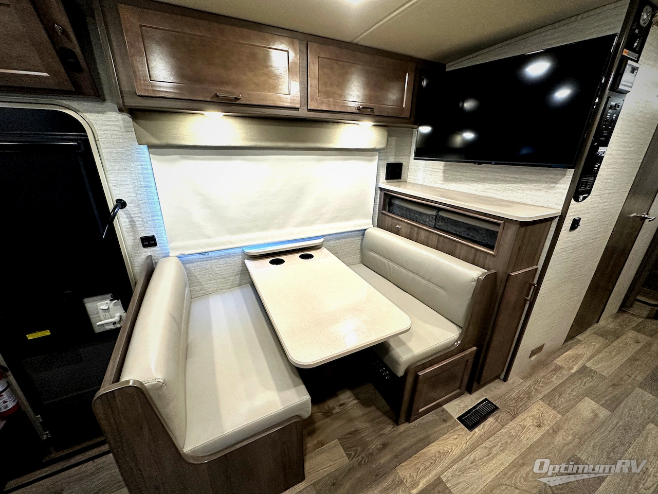 2019 Winnebago Sunstar 29VE Photo 10