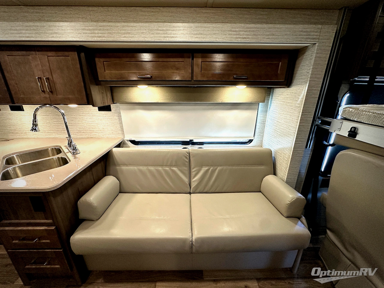 2019 Winnebago Sunstar 29VE Photo 11