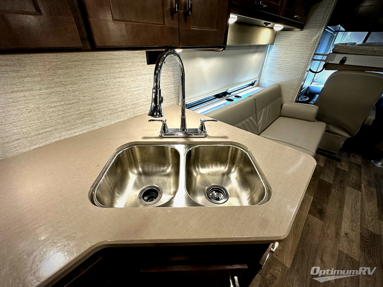 2019 Winnebago Sunstar 29VE Photo 13