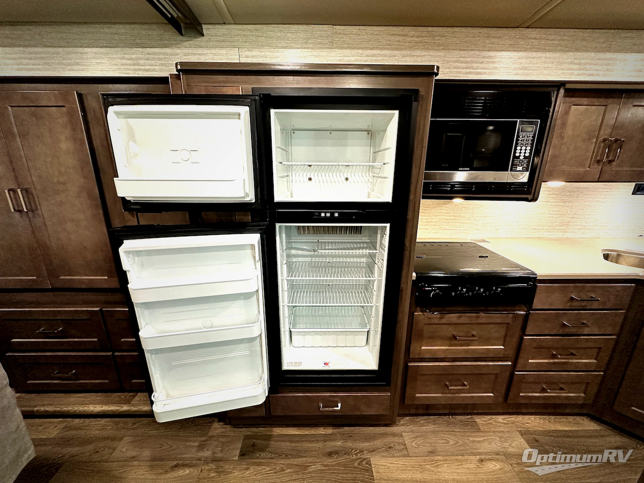 2019 Winnebago Sunstar 29VE Photo 16
