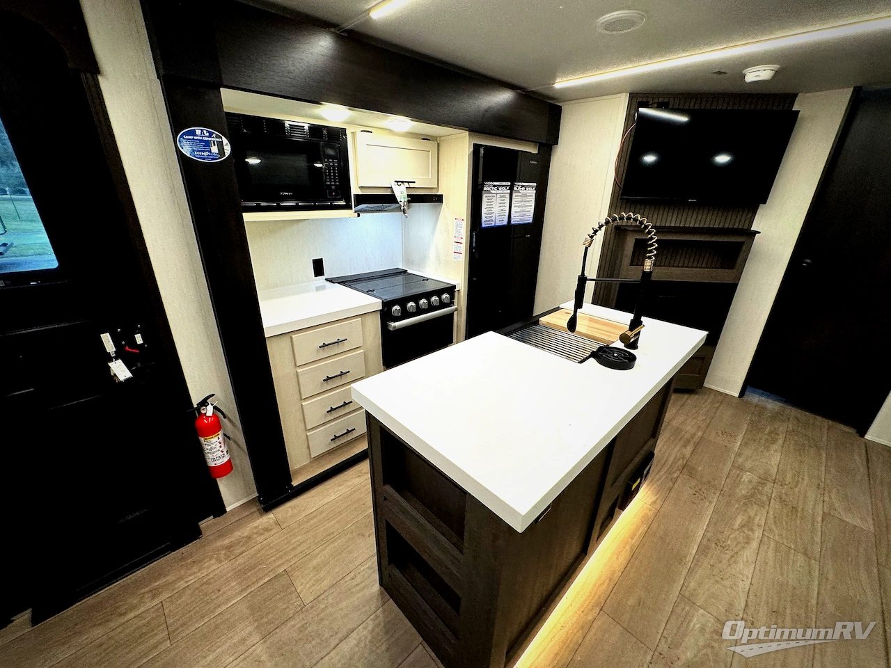 2026 Forest River Cherokee Alpha Wolf 33BH Photo 10