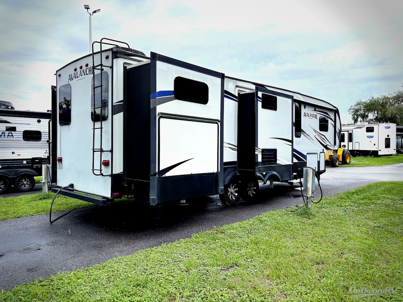 2017 Keystone Avalanche 391TG Photo 2
