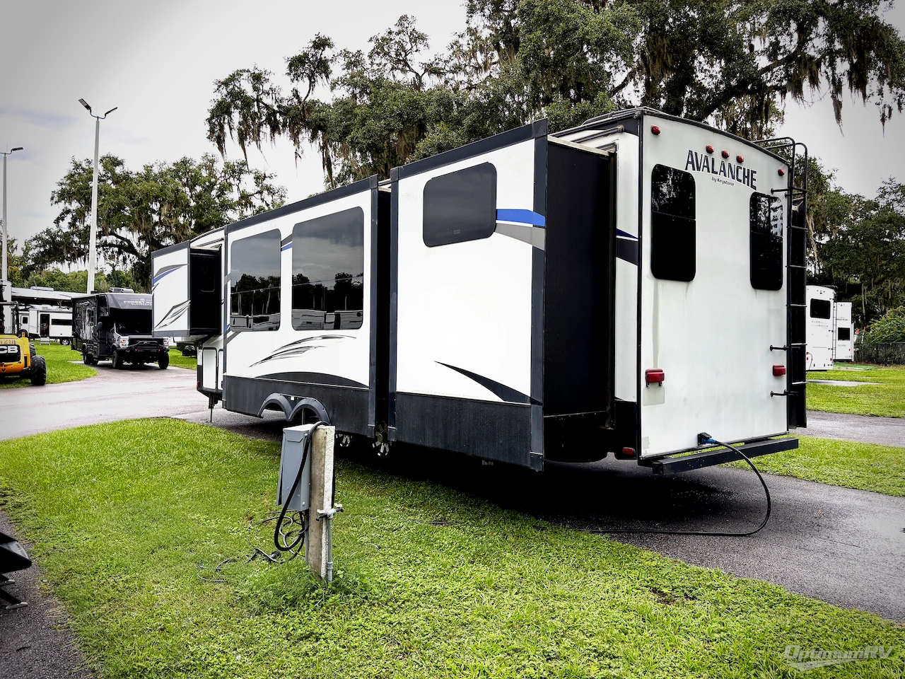 2017 Keystone Avalanche 391TG Photo 3