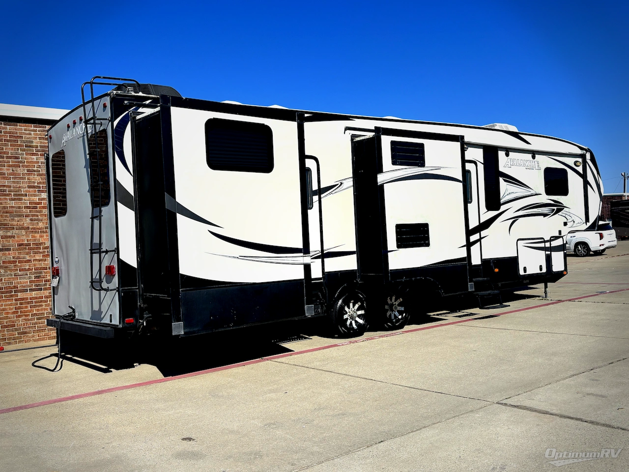 2015 Keystone Avalanche 390RB Photo 2