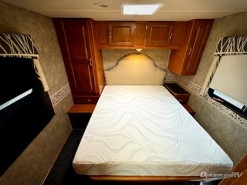 2013 Winnebago Minnie Winnie 31K RV Photo 4