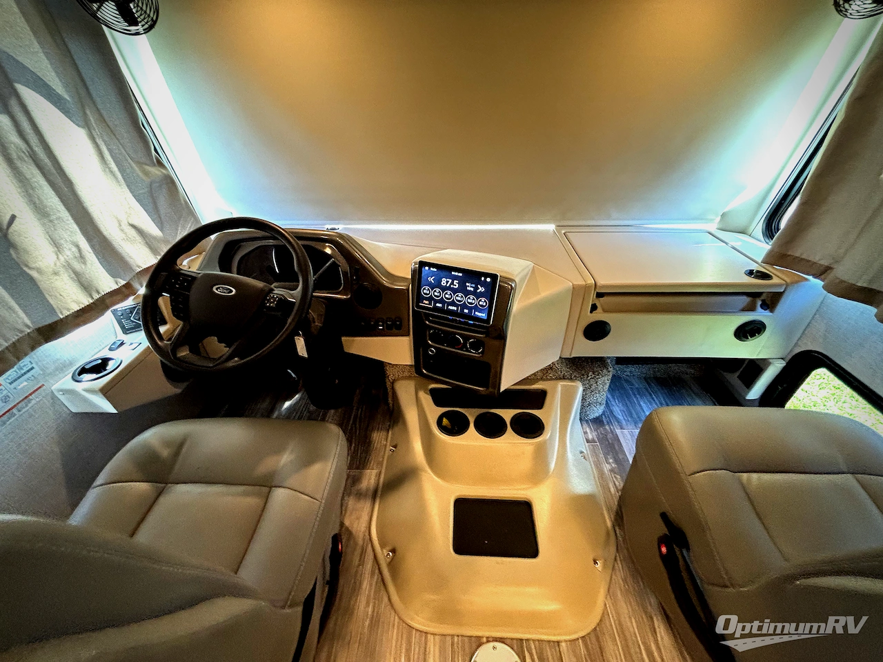 2022 Thor Hurricane 35M Photo 8