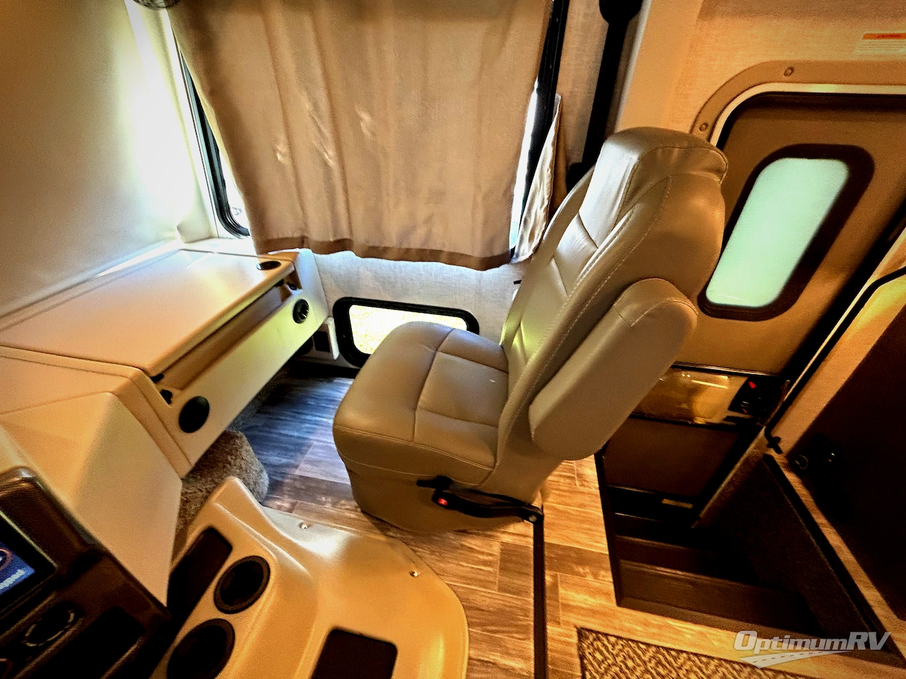 2022 Thor Hurricane 35M Photo 9