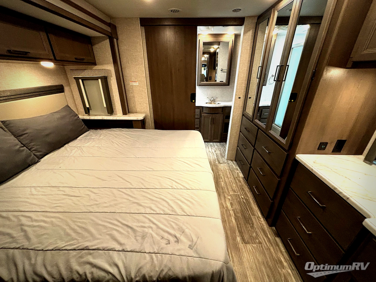 2022 Thor Hurricane 35M Photo 15