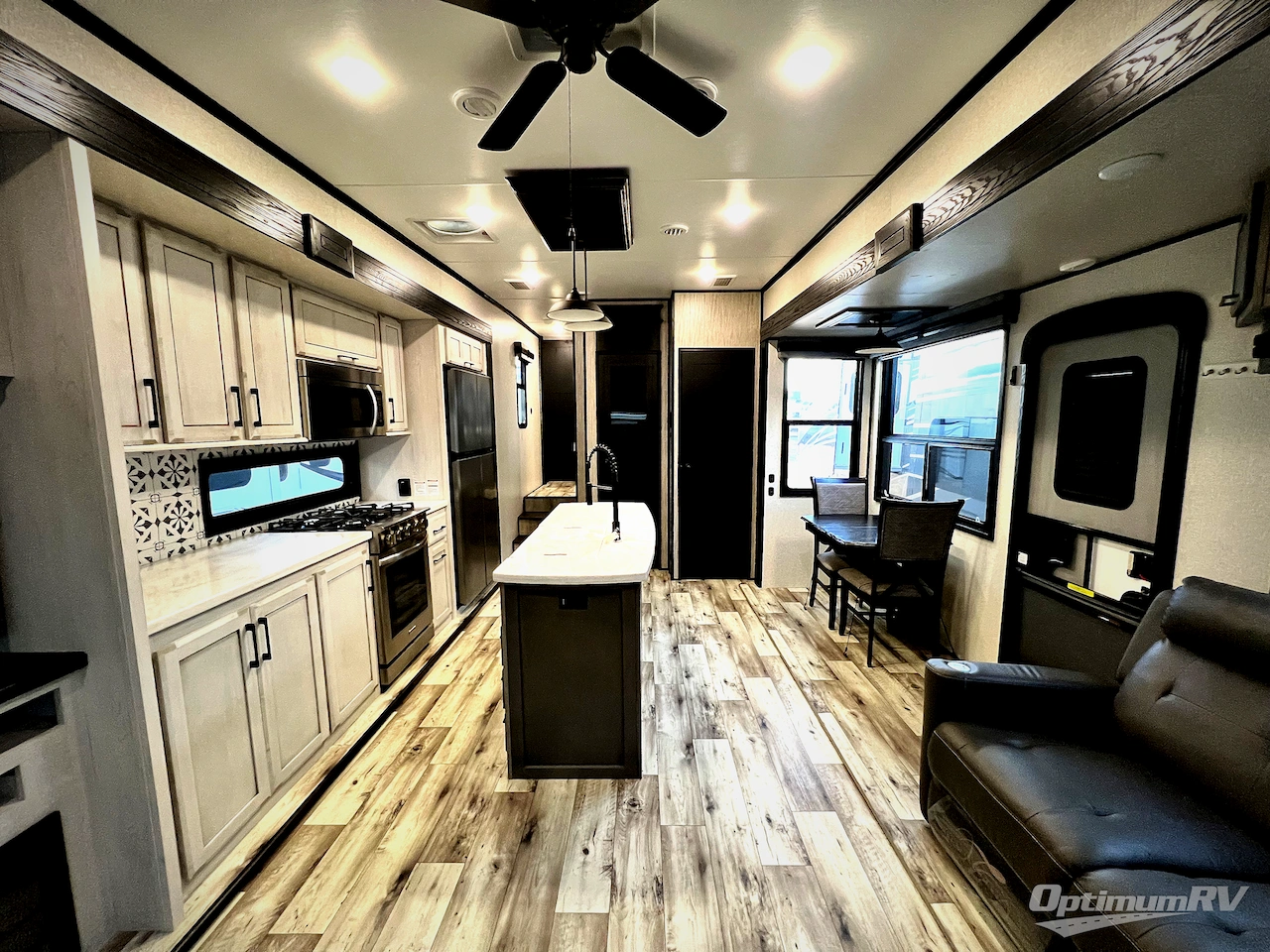 2023 KZ Durango Gold G383RLQ Photo 3