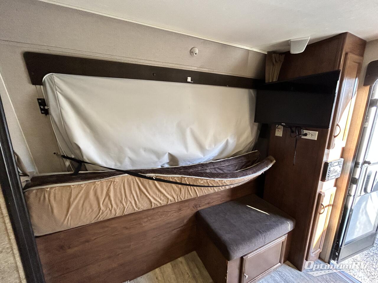 2017 Coachmen Freedom Express 22DSX Photo 8