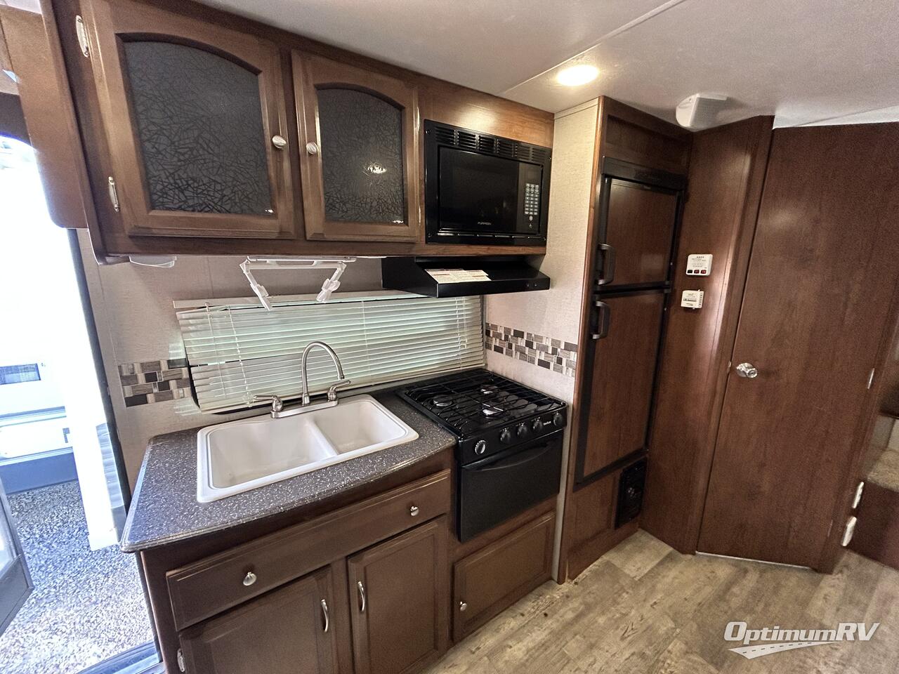 2017 Coachmen Freedom Express 22DSX Photo 9