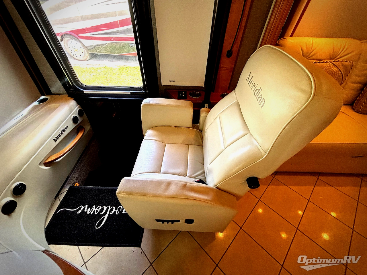 2013 Itasca Meridian 36M Photo 8