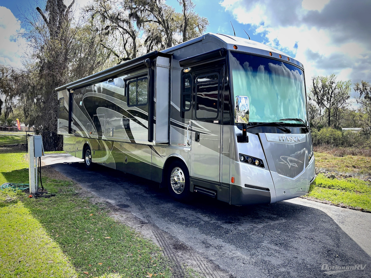 2013 Itasca Meridian 36M Photo 1