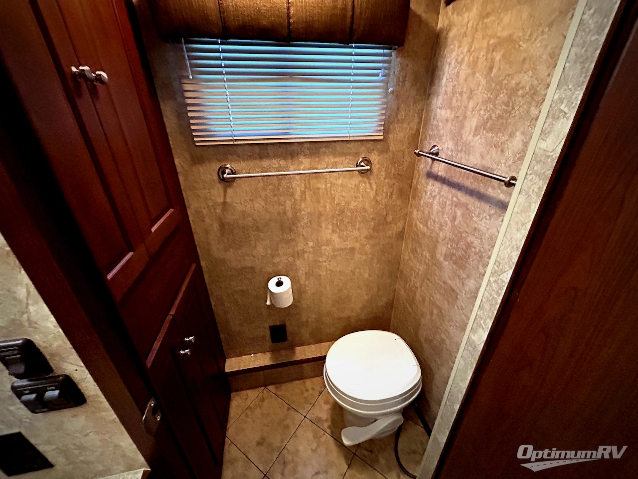 2009 Winnebago Destination 37G Photo 17