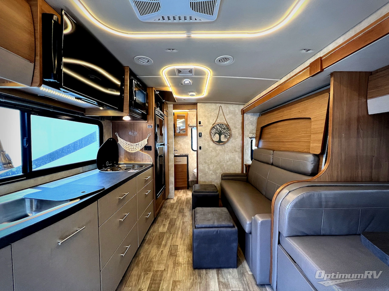 2018 Winnebago Navion 24D Photo 2