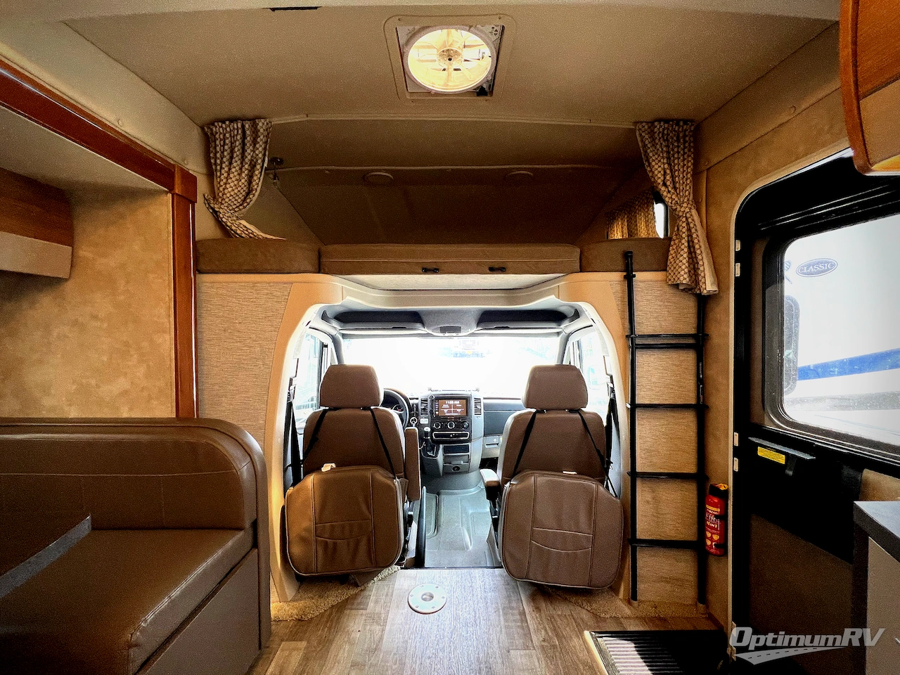 2018 Winnebago Navion 24D Photo 4